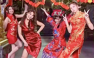 「反骨女孩」性感旗袍拜年!語謙頭飾超級重