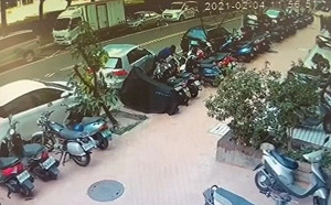 看到牙起來!女駕駛「就是要停同一格」牽移重機不慎將車推倒在地