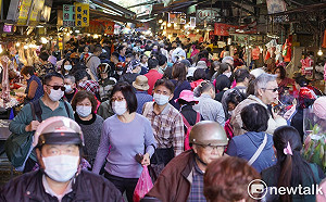 良影一二》年節採購 民眾搶搶搶好貨 商家拼拼拼現金
