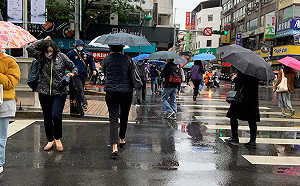 初二回娘家!北濕冷4縣市大雨特報 南暖晴高溫上看27度