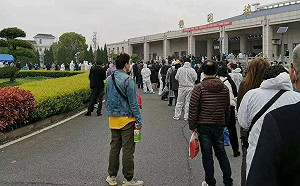 疫情嚴重!武漢市民祭奠買不到花 中媒稱:過年報復性消費