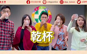 香菜大戰延燒 民進黨發言人喝香菜水護嗓