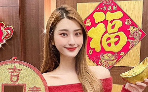 秀美照拜年!網美一字領露香肩