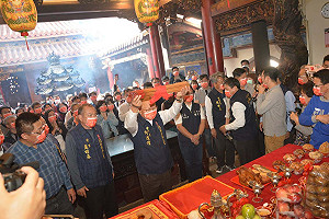 連擲50次!新港奉天宮抽「中上」國運籤  肯定防疫期許團結