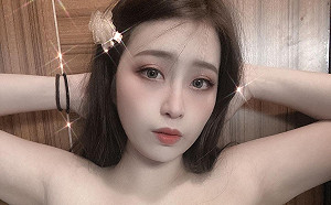 辣模拜年「衣服脫一半」!網驚:快掉出來了