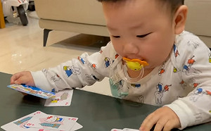 小小年紀就愛打牌!蔡波能揪牌咖「一缺三」