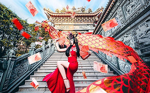 新年照有夠狂!網美撒鈔票場面超壯觀