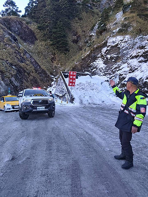 合歡山降冰霰成雪白世界!武嶺以上路段限掛雪鏈通行