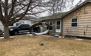 聯航班機發動機故障 邊飛邊掉碎片險砸地面住家