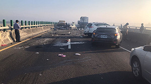 西濱快速道路20車連環撞釀2死8傷 北上封路至下午17時