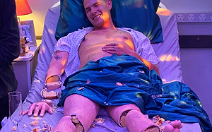 英歌手被「分屍」?  用蛋糕做四肢躺病床肢解照嚇壞人