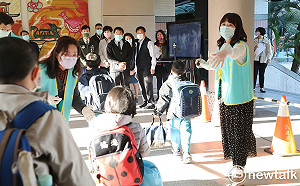 防疫整備READY GO  黃偉哲視察校園防疫籲共同守護學童健康