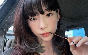 太妍指甲彩繪被粉絲笑「卡到麵包屑」!氣到大吼:不給你們看了