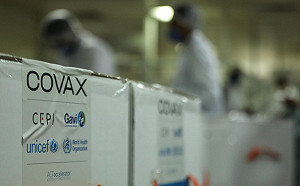 武漢肺炎》COVAX首批疫苗成功配送！60萬劑AZ疫苗運抵迦納