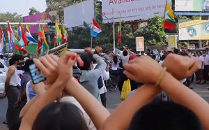 緬甸衝突升溫!親軍方份子持刀、彈弓攻擊反政變群眾