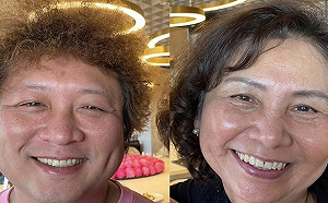 納豆難得曝光媽媽正面照！網友笑：一模一樣