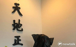 獨》（影）「毋通袂記二二八」東吳難容社斬威權：「蔣臭頭」裝飾已被清除