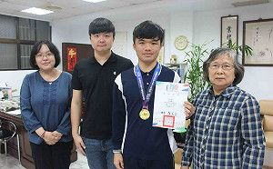 竹林中學鮑其麟  書法高手勇奪新北市中運鉛球冠軍