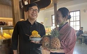 力挺台灣鳳梨！陳其邁在哈瑪星新濱百年街區品嚐「沒在怕鳳梨冰」