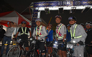 柯文哲自行車挑戰「一日北高」 台灣基進終點舉牌抗議下戰書