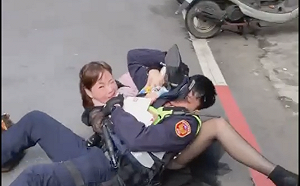 (影)扯!女子不滿BMW愛車被拖  開口罵警遭壓制網讚翻