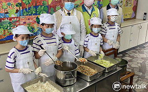 用行動支持農民！黃偉哲指示認購1500顆高麗菜為學童午餐加菜