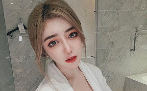 天燈妹露渾圓半球「什麼都沒穿」！羞喊：見面比較乖