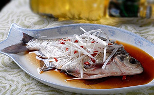 一雙筷子就搞定!「5步驟」輕鬆去除魚內臟:方便不髒手