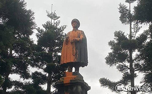 基隆蔣介石銅像拆了「身首異處」將送慈湖 凌晨已遭潑漆「去除威權」
