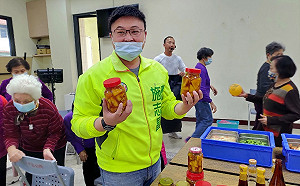 中市議員施志昌牽線  愛心企業採購鳳梨送關懷據點