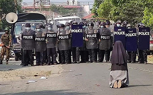 「要開槍就朝著我來吧」緬甸示威者遭血腥鎮壓 修女跪求警別射擊平民