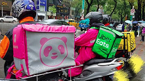 男取餐外送員緊盯遠方!真相尷尬了