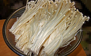 為何火鍋必備金針菇?兩派網全戰翻