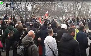 不耐防疫封鎖影響生計  維也納街頭千人抗議