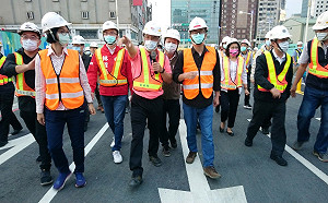 中博高架橋拆除最後一夜  陳其邁慰問團隊為通車預先巡查