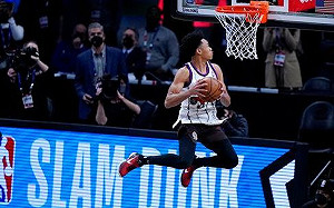 NBA/深情一吻!賽門斯奪灌籃大賽冠軍(影)