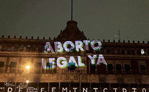 婦女節爭女權 墨國維權人士在總統府前寫滿女性受害者姓名