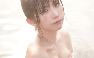 (影)Enako溫泉寫真拍一半浴巾掉下來!好身材全看光