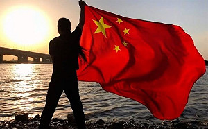 黃安發「高舉五星旗」照  網暴怒嗆爆:「是男人就快剪掉健保卡!」