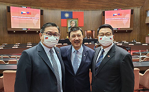 爭睹超人氣立委發鳳梨人龍綿延無盡  男神苦民所苦宣佈再發2百箱