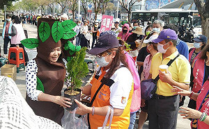 植樹節捐發票助弱勢 高市議員半小時送出500株樹苗