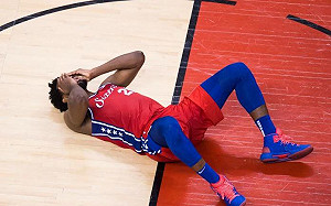 痛!恩比德扣籃後左膝過度伸展退場