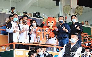中職32年開幕戰熱鬧登場 蔡英文頒獎黃偉哲開球