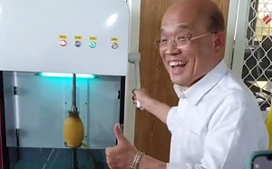 (影)削皮機5秒完美鳳梨去皮  蘇貞昌驚呼大大比讚