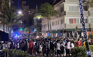 美大學生春假湧入海灘度假 警方發射胡椒彈驅趕