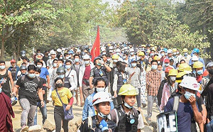 緬甸示威民眾縱火中國工廠 台商也遭波及!外交部建議掛國旗區分