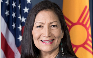 哈蘭再創歷史 成美國首位原住民內政部長