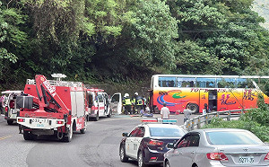 蘇花公路遊覽車自撞原因?  公總:排除車體問題、疲勞駕駛