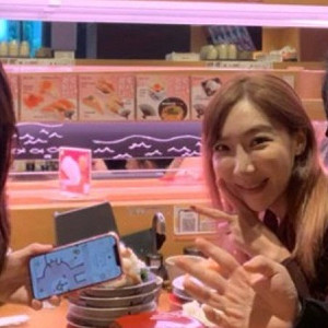 不知盤中飧粒粒皆辛苦?李宓跟煙燻鮭魚吃免費 留一大盤白飯被抓包