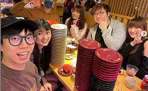 「菜喳」趕上鮭魚熱潮！完食100盤免費壽司疊起來比人還高